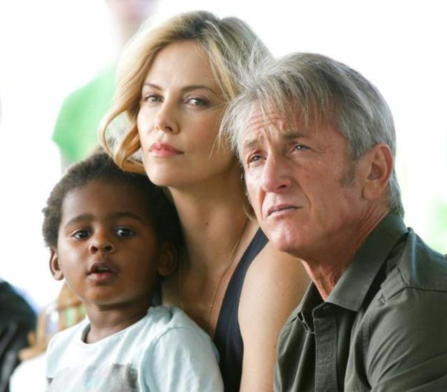 查理兹·塞隆|查理兹塞隆：15岁目睹母亲枪杀父亲，长得太美，为拍戏增肥30磅