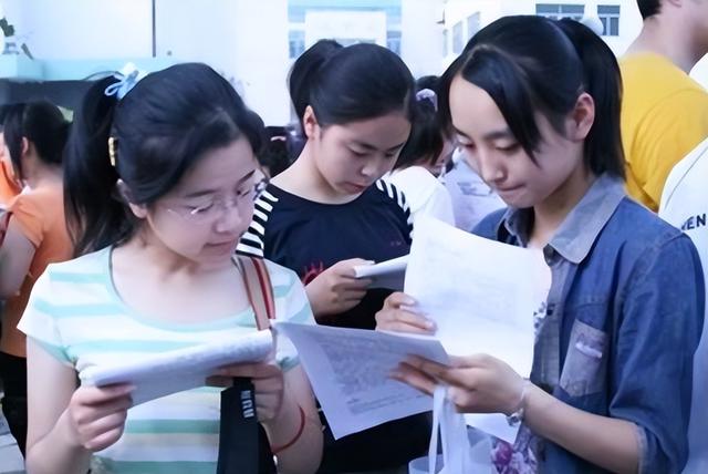 本科生|同样是大学生找工作,再优秀的专科生,都不如普通本科生吃香吗?