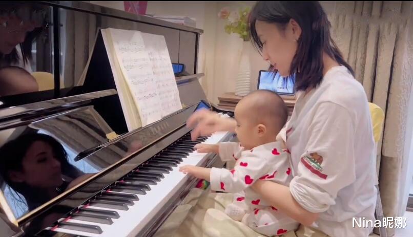李亚鹏|不愧是李亚鹏的菜，金喜穿卫衣在家教女儿弹琴，侧颜简直就是年轻王菲翻版