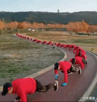 香山爬行成风,难道人类进化在“倒退”?体验过才知道有多“香”