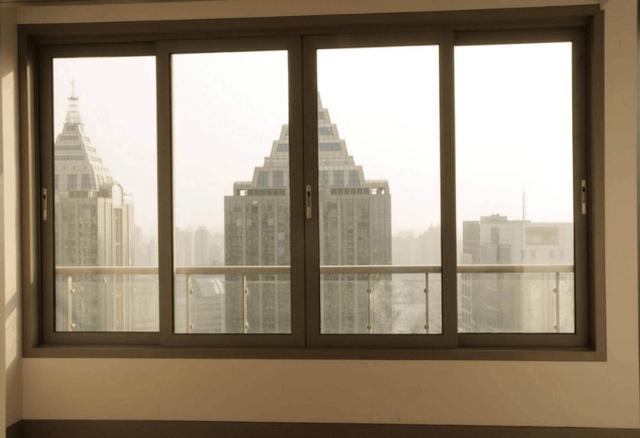 装修时窗户能不能改成平开窗?我家刚动工,物业就让拆掉!