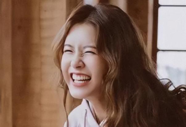 张子萱|38岁张子萱晒与育儿嫂合照，小腹凸起疑似怀三胎，后者发声引争议