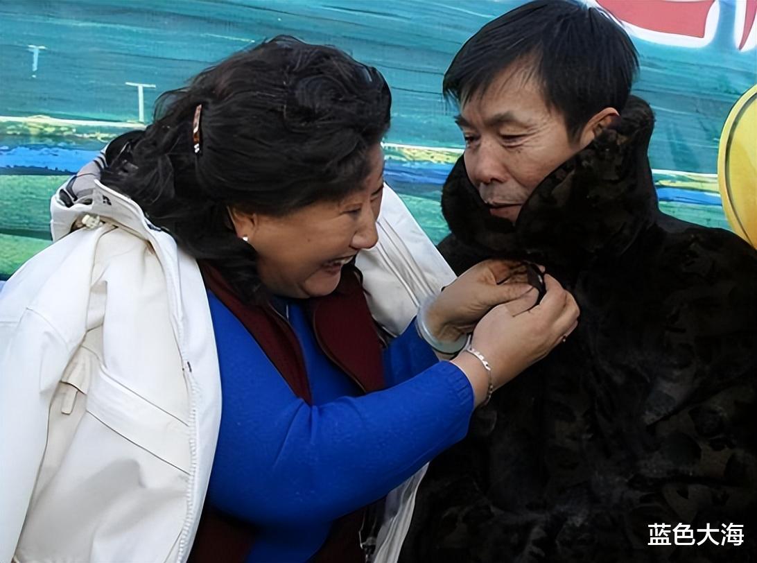 高秀敏|高秀敏女儿李萱:母亲至死未与赵本山和解,继父回原配身边生活