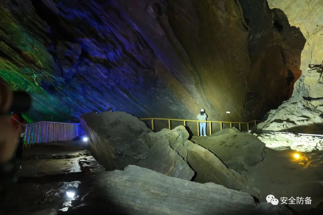 电池|TA把战术手电的“战术”风格体现的淋漓尽致