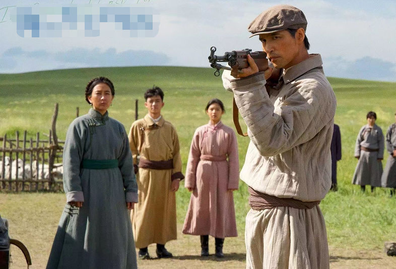 马苏|41岁马苏穿抹胸裙太性感！皮肤白皙锁骨精致，身材凹凸有致状态佳