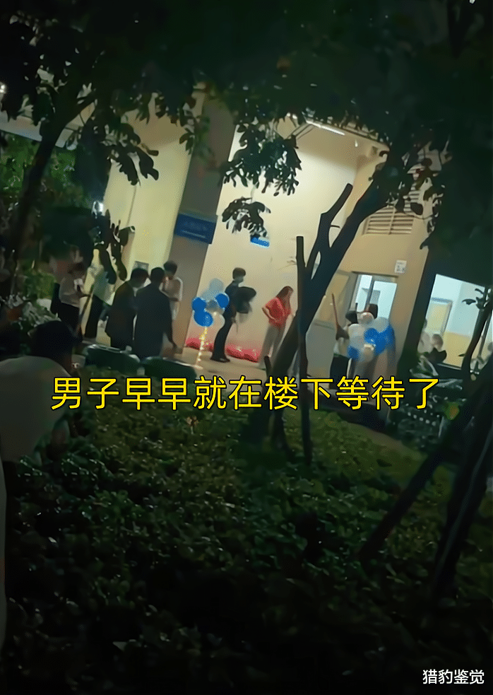广东男子表白厂妹,女孩没正眼看就走了,同事:不知他哪来的勇气