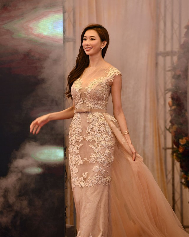 穿衣搭配|林志玲穿的裙子有点薄,48岁了还那么有气质,魅力一点不减当年