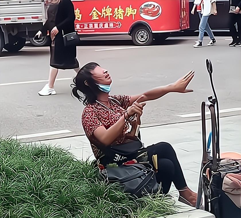 男子穿着女装精神失常,女友卷走35万跟别人跑了,10年积蓄被清空