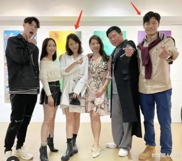 陈乔恩|陈乔恩变阔太参加男友画展！罕见装扮一回，烫卷发优雅到骨子里