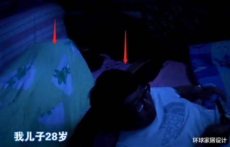 6口挤24㎡,姨妈与28岁侄子同睡,床边上厕所,换衣服就蒙上被子