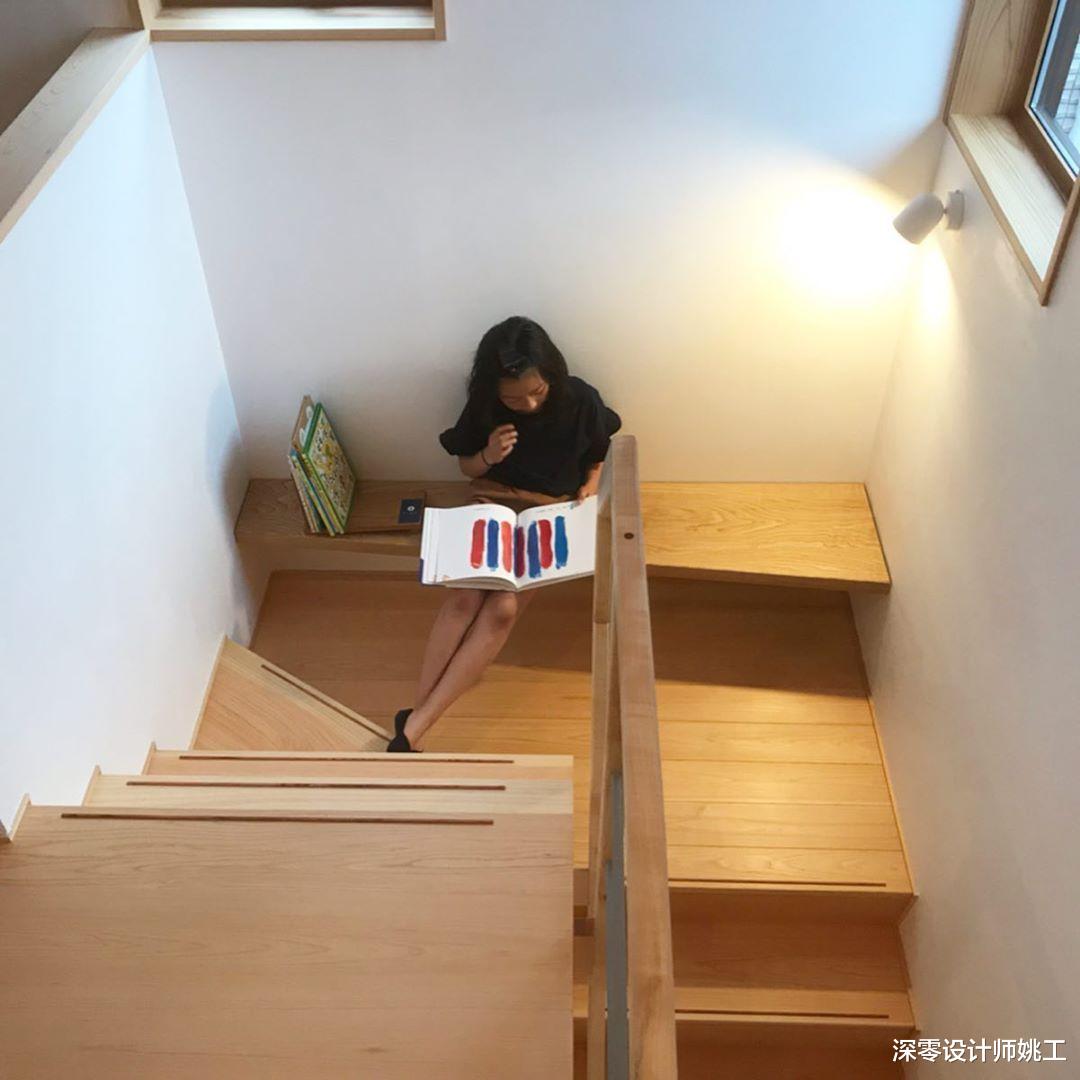 谁能想到利用好楼梯转角,能多出7个用途,扶手改书架拿取更便利