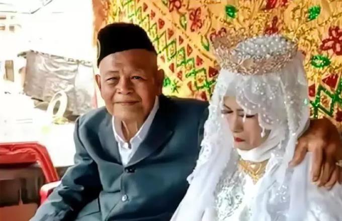 20年,印尼102岁老人追求19岁女孩被嫌弃,一年后却奉子成婚