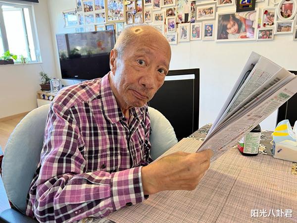 余子明|77岁老戏骨余子明中风后近照曝光，半身瘫痪坐轮椅，面色憔悴动作迟缓