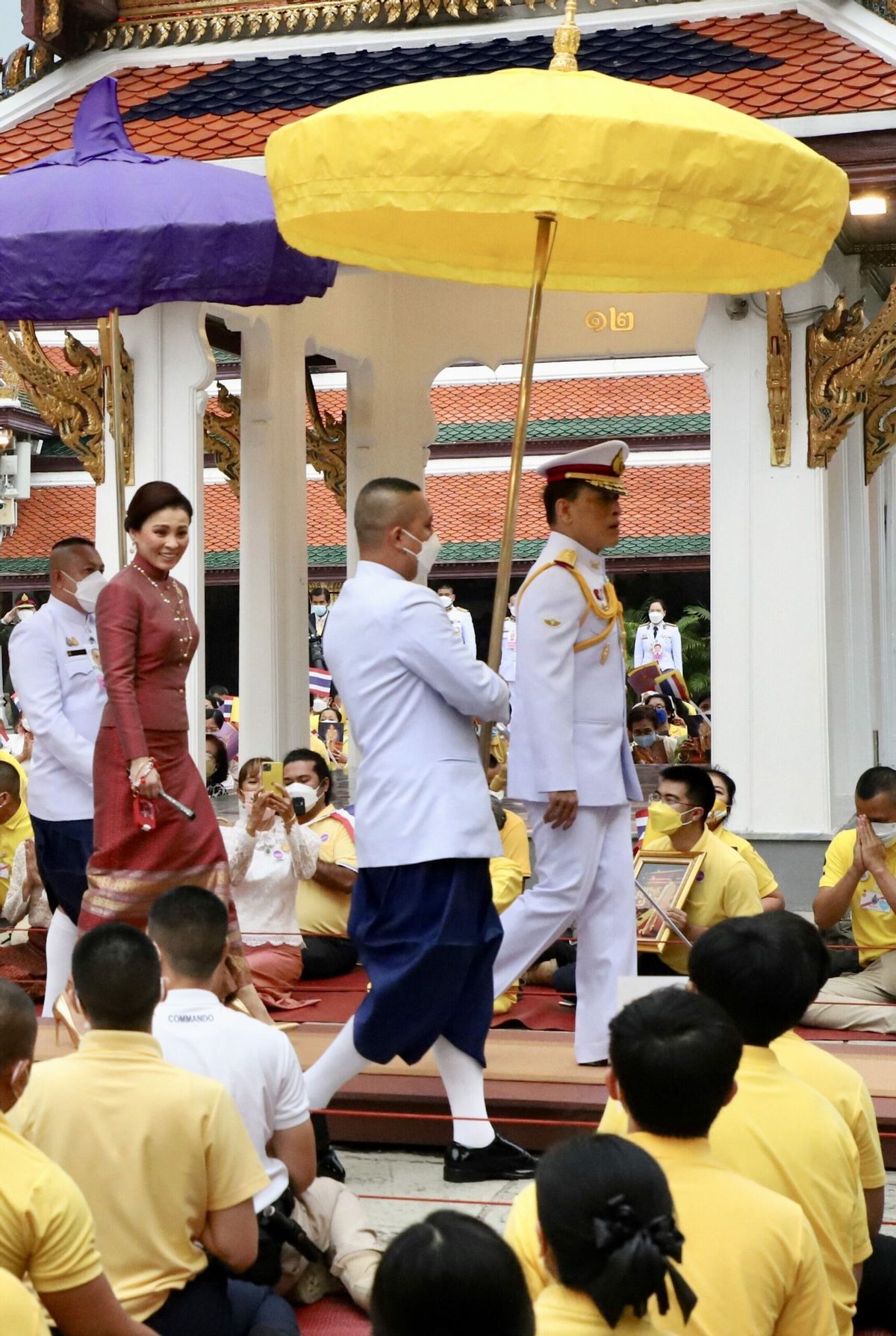 苏提达|泰国帝后夫妇带两位女儿营业！苏提达穿红裙迷倒国王，笑容太甜了