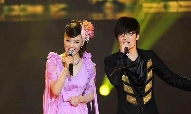 王小玮|王小玮裙摆被水打湿，实在小伙搬来鼓风机，一行八人阵容大