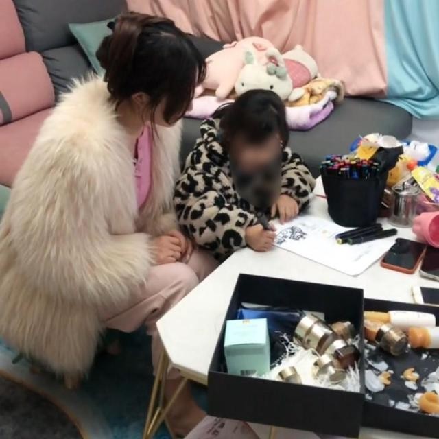 丈夫为还房贷焦虑,妻子花2000块买化妆品,被丈夫怒砸