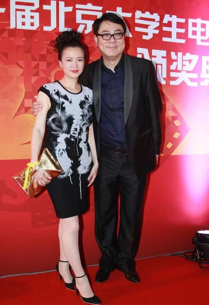 娃娃脸的何晴老了也很美，包臀紧身裙看上去风韵犹存，发型很独特