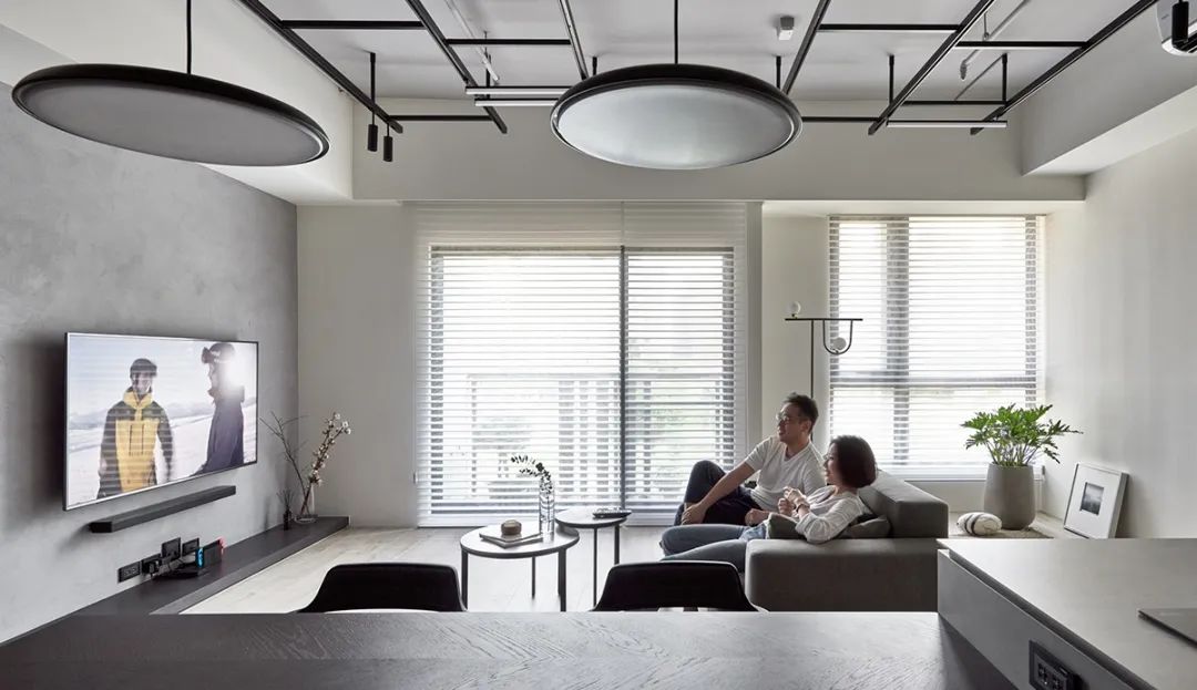 高级灰简约风装修,融入经典装修元素,三居室美翻了