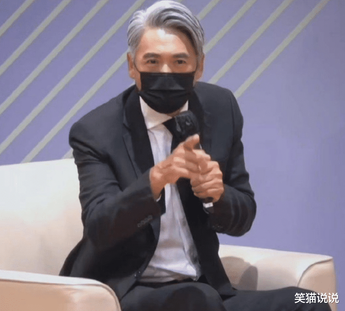 周润发|周润发获博士旧照曝光，西装革履满头白发，让网友梦回其赌神风采！