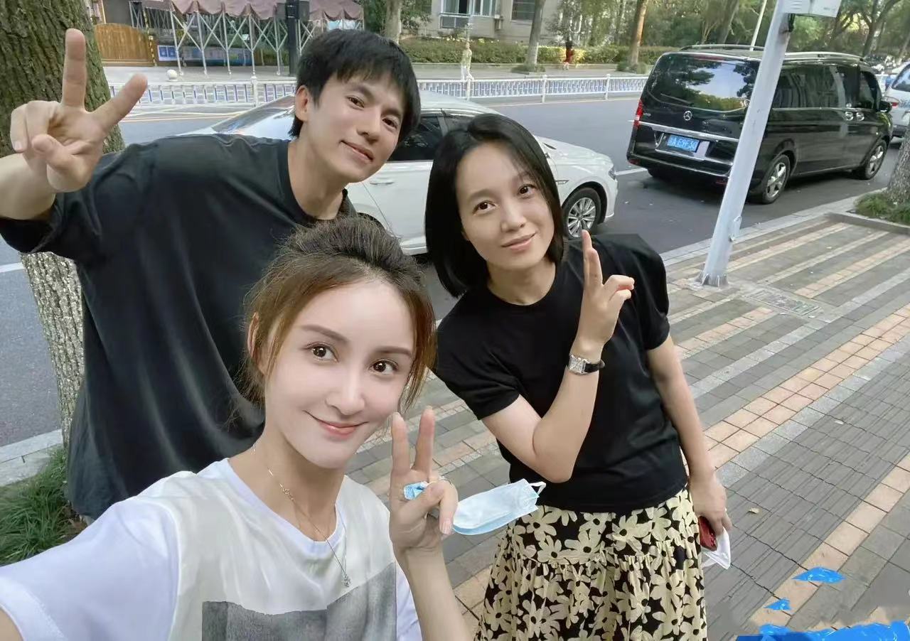 朱丹|求朱丹还是化妆吧！与同龄的张歆艺却像两代人，肤色蜡黄像变个人