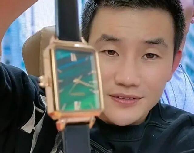 君子盟|嘎子直播再翻车！2万名表卖299，连线张一山遭无视，被批吃相难看