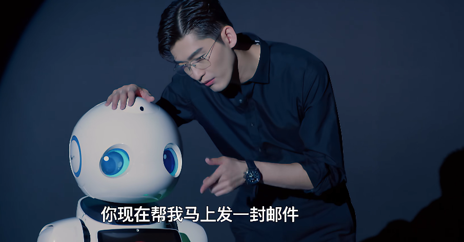 |张翰凭《东八区的先生们》出圈，不仅被观众要求加戏，还带火穿搭