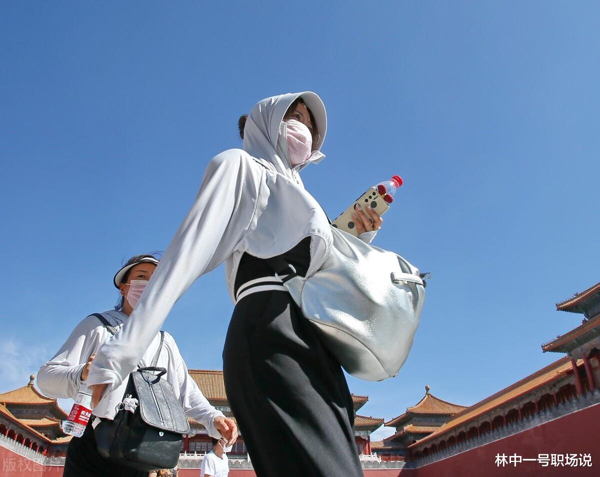 羽绒服|羽绒服品牌 “冲破淡季”,带给我们的两大启示