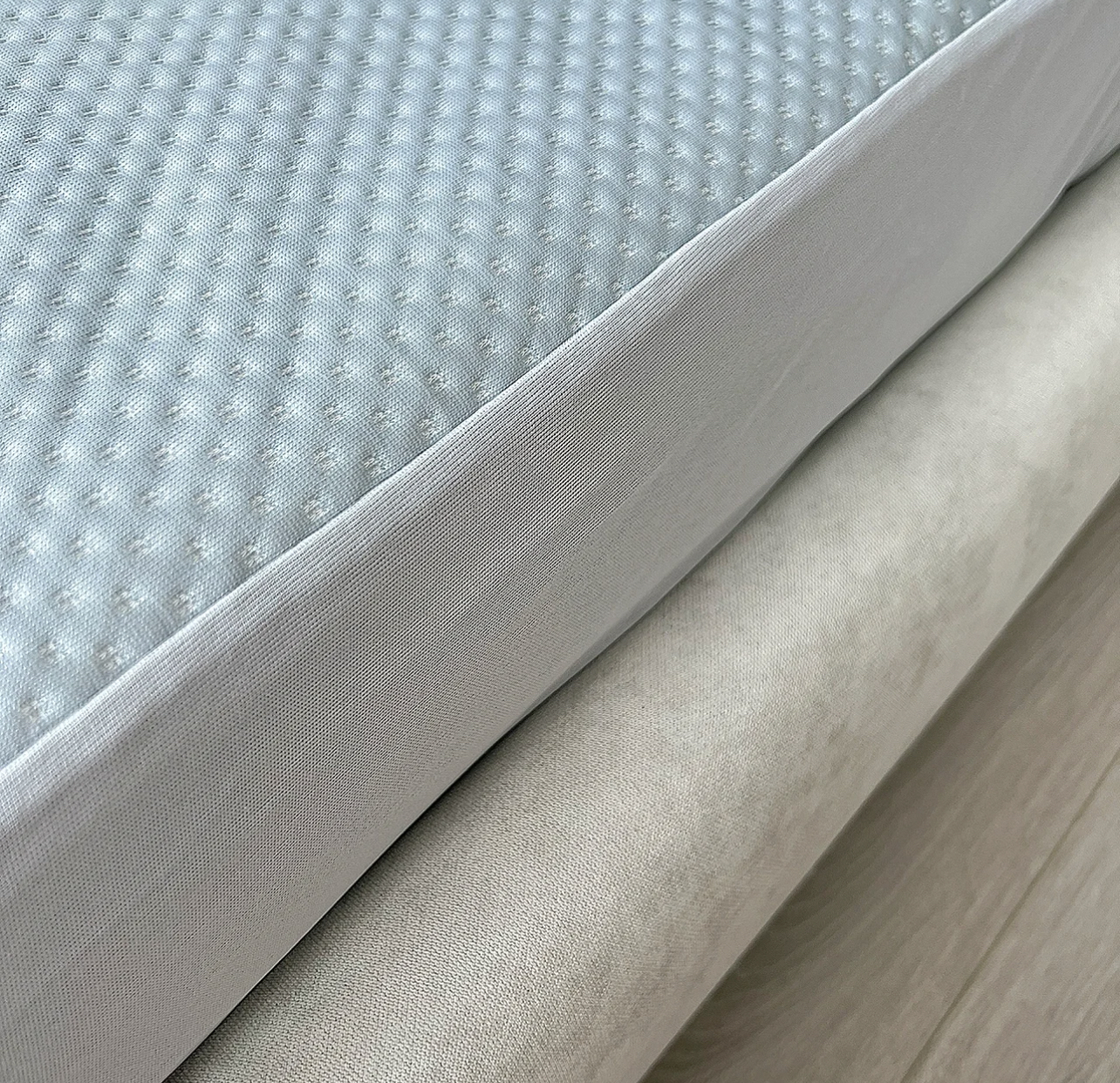 能给家里装这些物件的，起码也得是个90后，年龄大的人理解不了