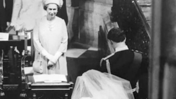 1981年，戴安娜在婚礼上给英女王行屈膝礼，她还叫婆婆亲爱的妈妈