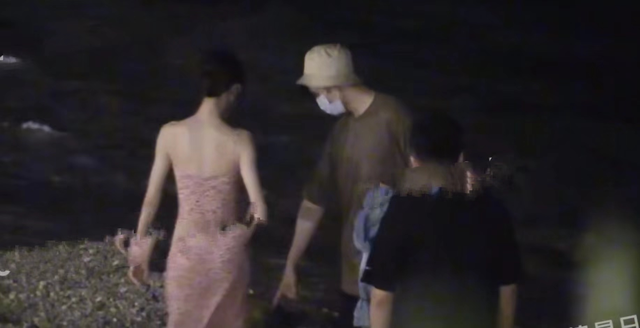 张云龙|钟楚曦深夜醉酒海边嗨玩,穿露背长裙下水,与张云龙拉扯关系成疑