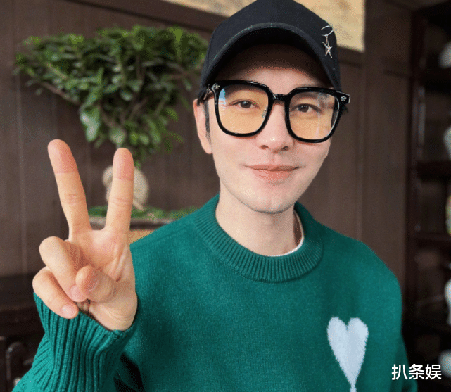 |黄晓明母亲节给妈妈送花,黄妈打扮朴素,家中水瓶舍不得扔好节俭