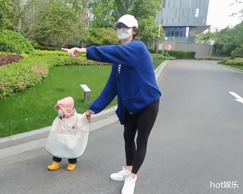 郑恺|郑恺住上亿别墅,客厅可骑车可打篮球,为何爷爷还住筒子楼?