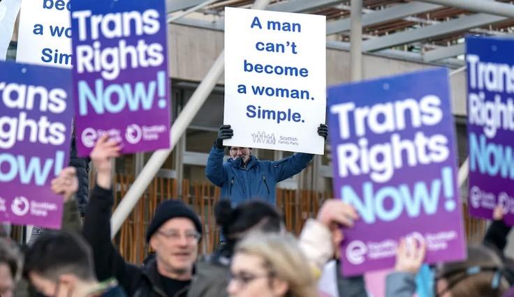 英国学生说了句“女人才有阴道”,被同学举报歧视跨性别,遭调查