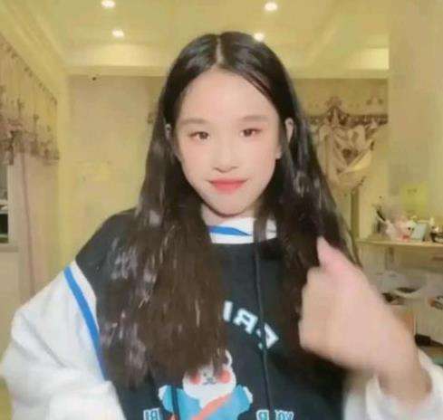 张庭|张庭女儿因长相太丑被嘲,本人回应:我父母有钱,我又不靠脸吃饭