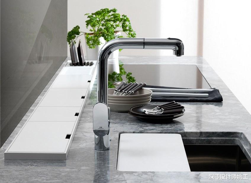厨房就应该这样装!台面里侧留15cm挖槽,嵌入钢板做沥水架,干净省事