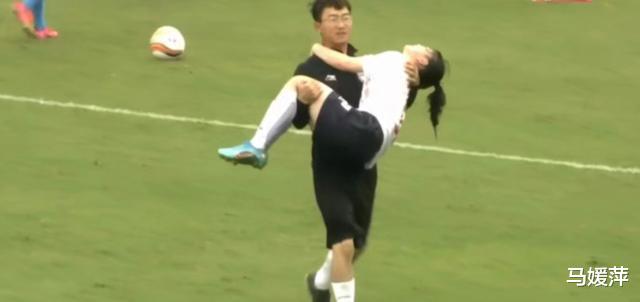 |女超球员受伤被队医抱离场！官方回应：现场有担架但队医没让入场