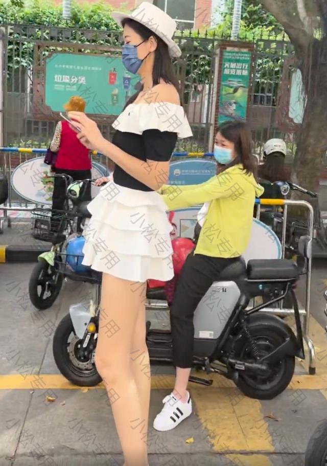 上海:女子穿短裙接娃放学,旁边女子紧盯大长腿