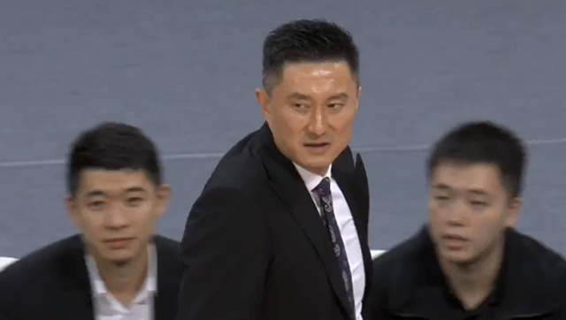|笑死！离谱失误让杜指导发飙！他把脸一捂避其锋芒：我啥也没看见