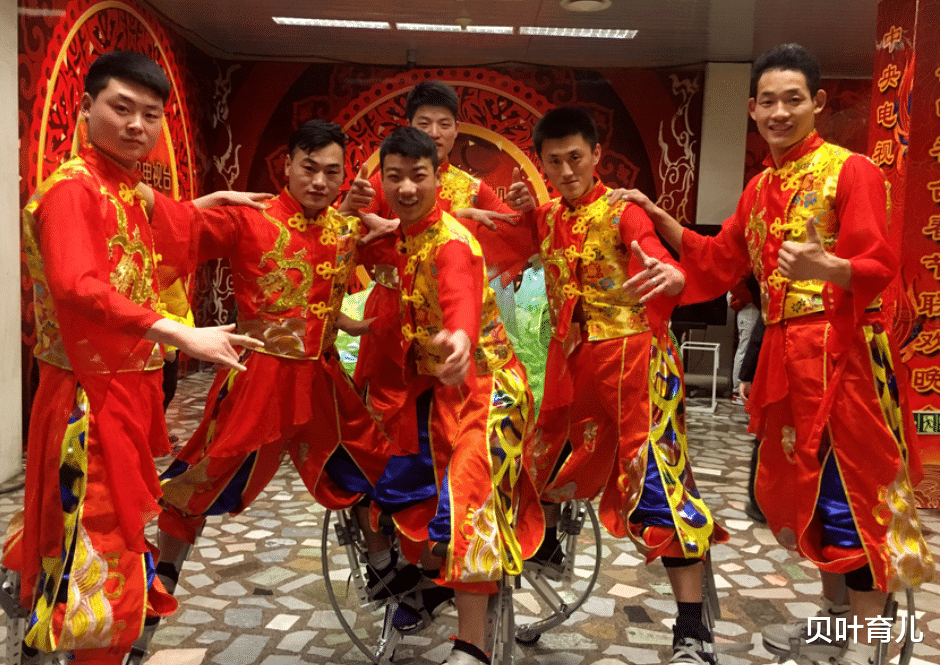 周深|相声演员刘伟：今年的春节联欢晚会就是一个笑话！