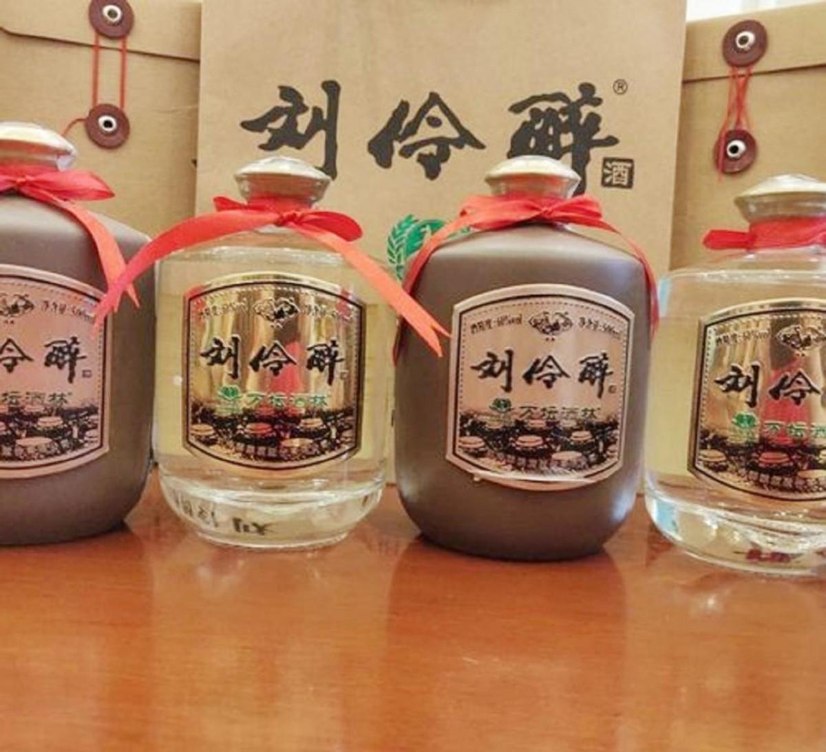 河北一男子二婚,前妻不请自来,还在婚礼上连开20瓶茅台,解气