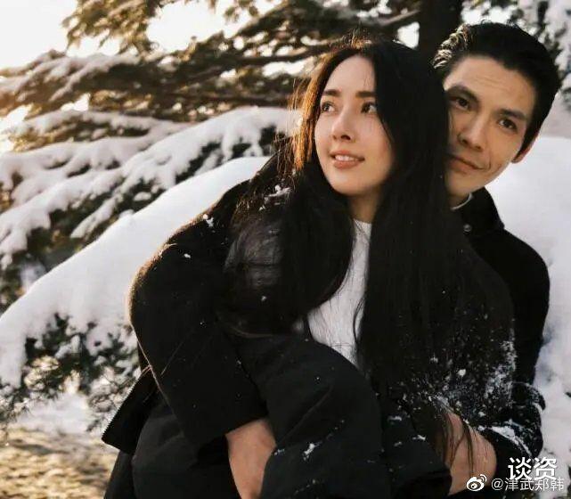 郭碧婷|向佐郭碧婷一家三口下馆子被偶遇，女方发际线后移明显，小奶黄独立吃饭超乖