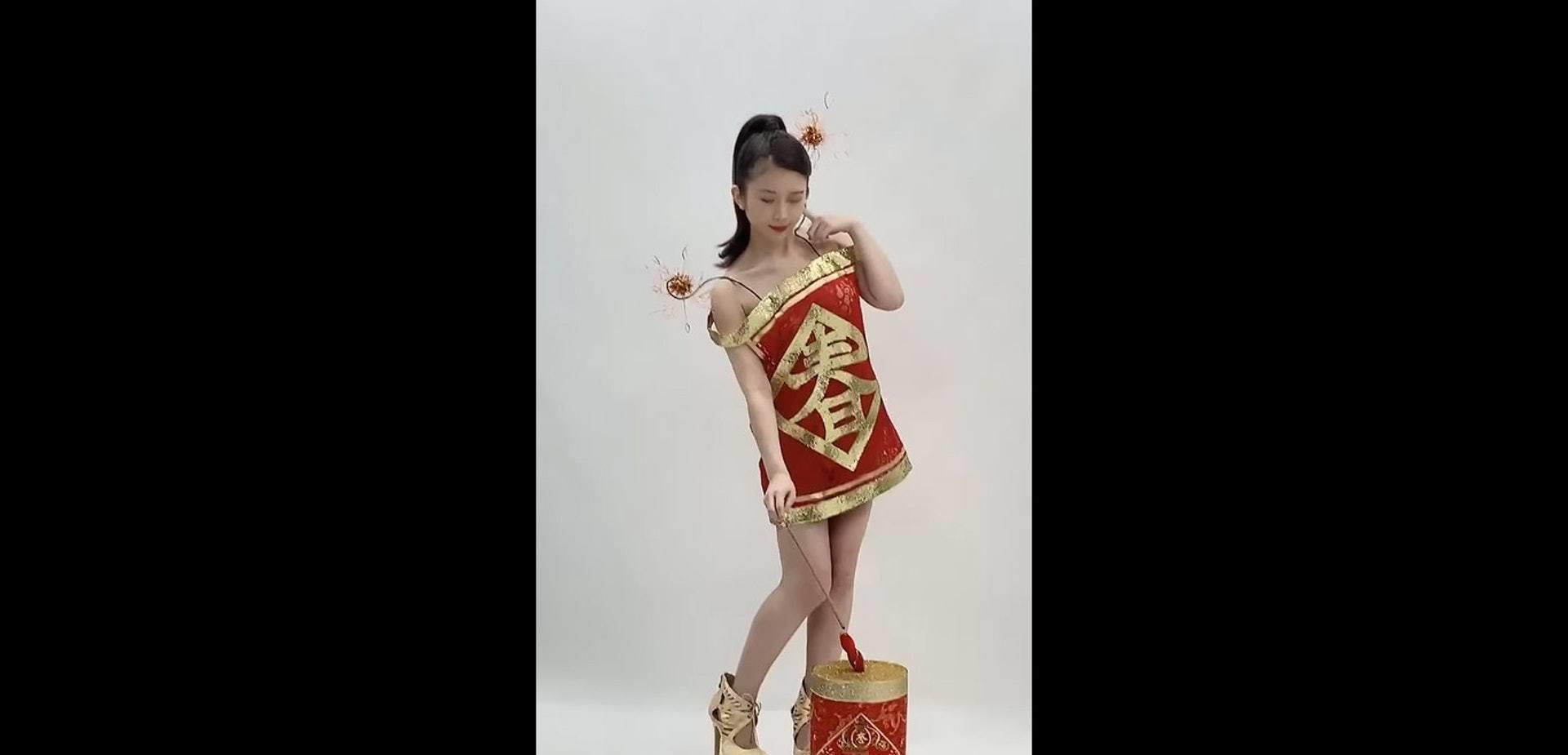 郑家纯|「鸡排妹」郑家纯化身性感贺年炮仗 网友：真的会着火！