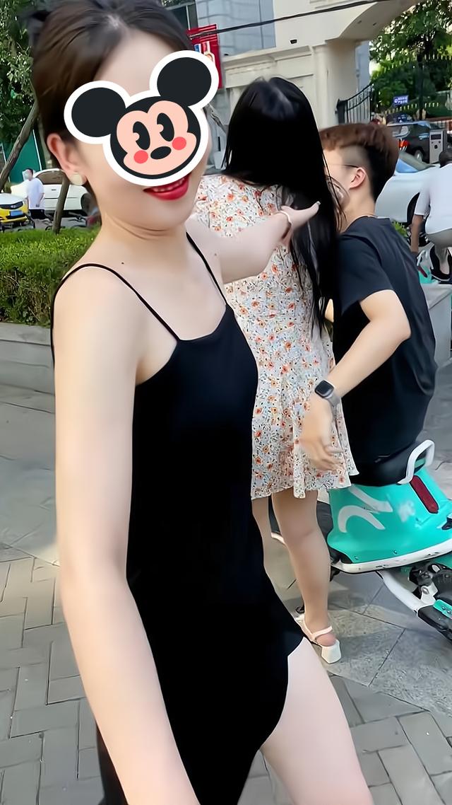 女子手捧鲜花,想向男子表白却害羞,路过的大姐把她推到男子怀里
