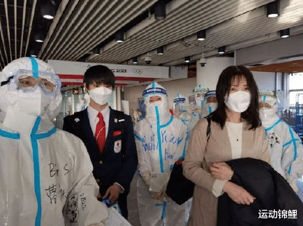 羽生结弦|正式抵京！羽生结弦机场照曝光，红色领带很喜庆，不会入住冬奥村
