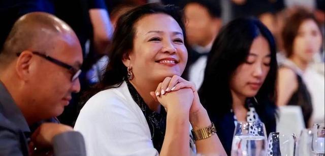 张兰|张兰直播拒绝网友可怜:我不用别人帮我交电费