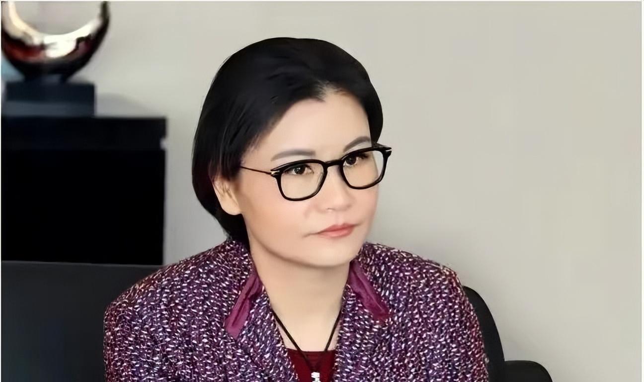 周群飞:靠“玻璃”赚427亿成女首富,早年嫁老板,后嫁自家司机