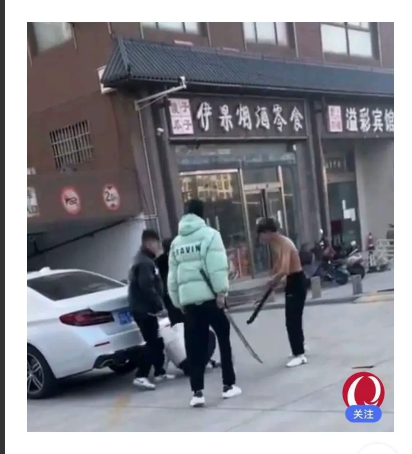 江苏连云港,3名男子手持长刀等器械,群殴一名倒地男孩。三人一边拳打脚踢,一边辱骂男孩