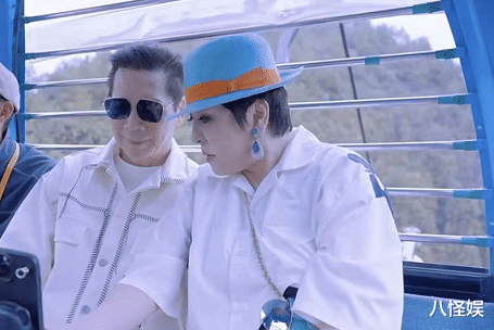 向太|向太向华强牵手爬山好恩爱，赏风景不忘与孙子孙女视频，满脸幸福