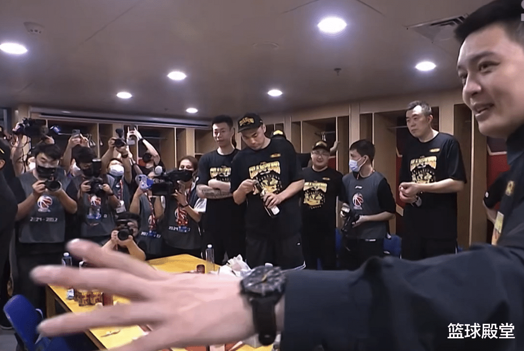杨鸣|辽宁夺冠更衣室！杨鸣谢全队+被喷香槟，继伟提婚礼，金金谈内卷