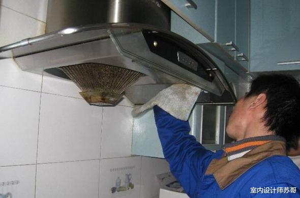 用油烟机时，“开窗”还是“关窗”？很多人做错，难怪厨房油腻腻